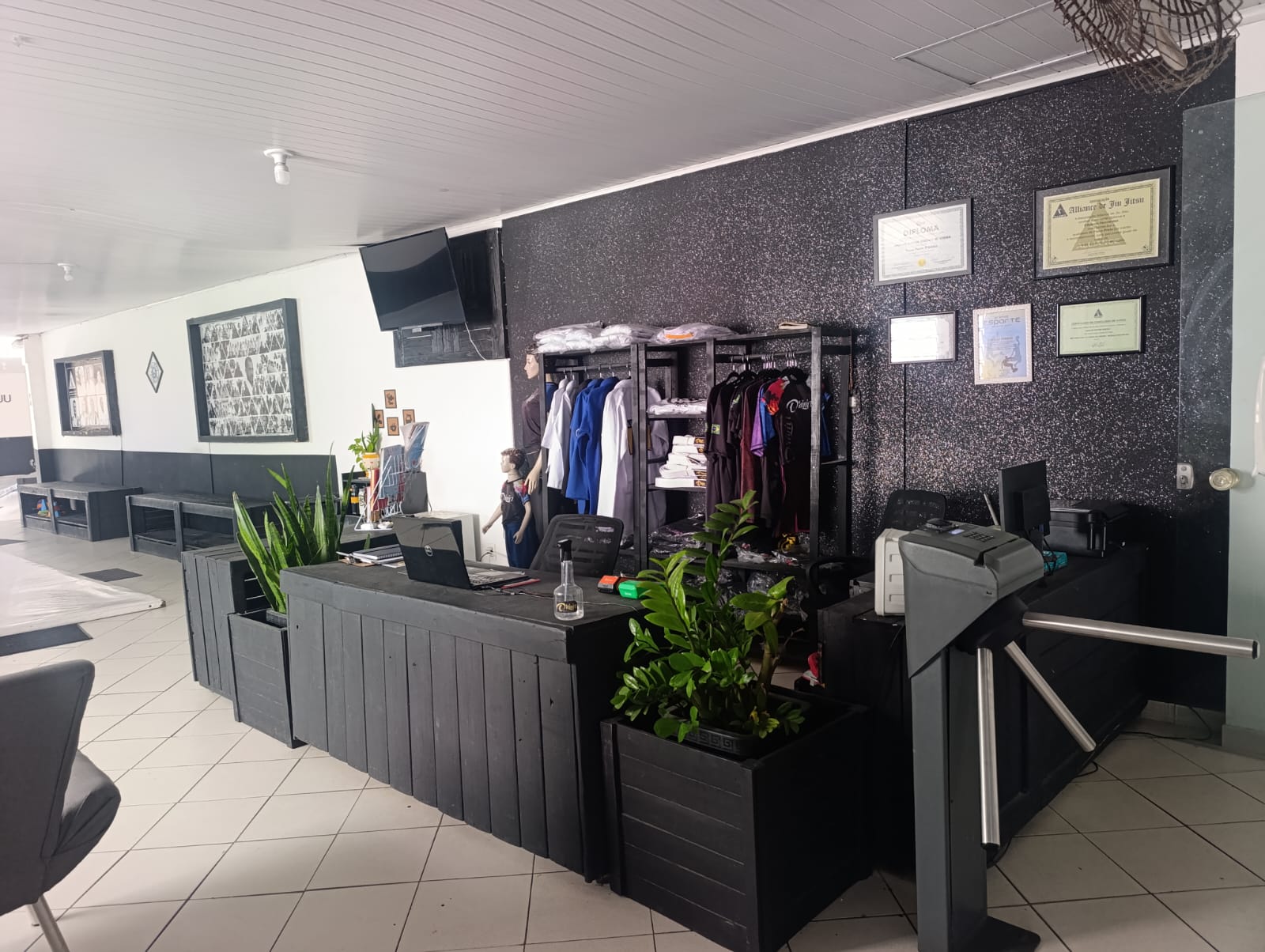 Recepção com loja de kimonos e camisetas